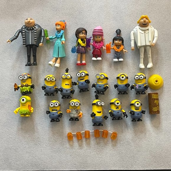 Mega Construx Despicable Me 3 Family Luau Party and Friends - Picture 5 of 8